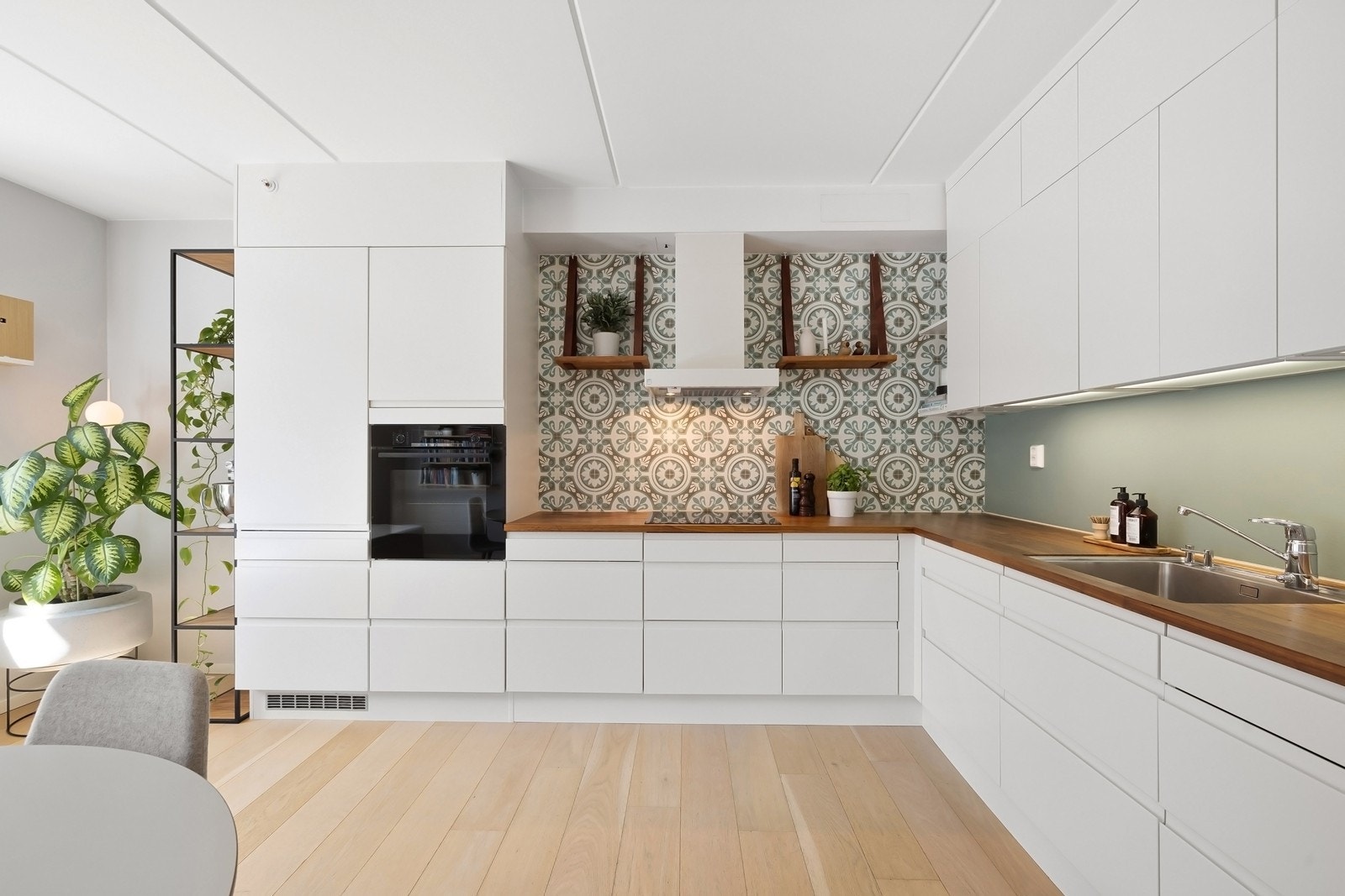 Mye skap- og oppvaringsplass. Kjøkkenet er fra HTH og er komplett utstyrt med hvitevarer som medfølger Galleribilde