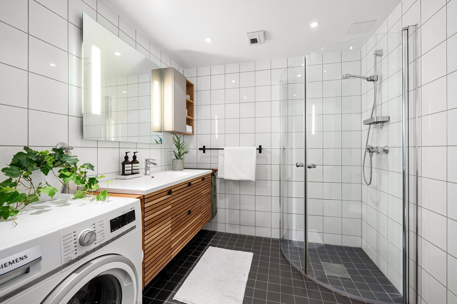 Pent baderom med opplegg for vaskesøyle Galleribilde