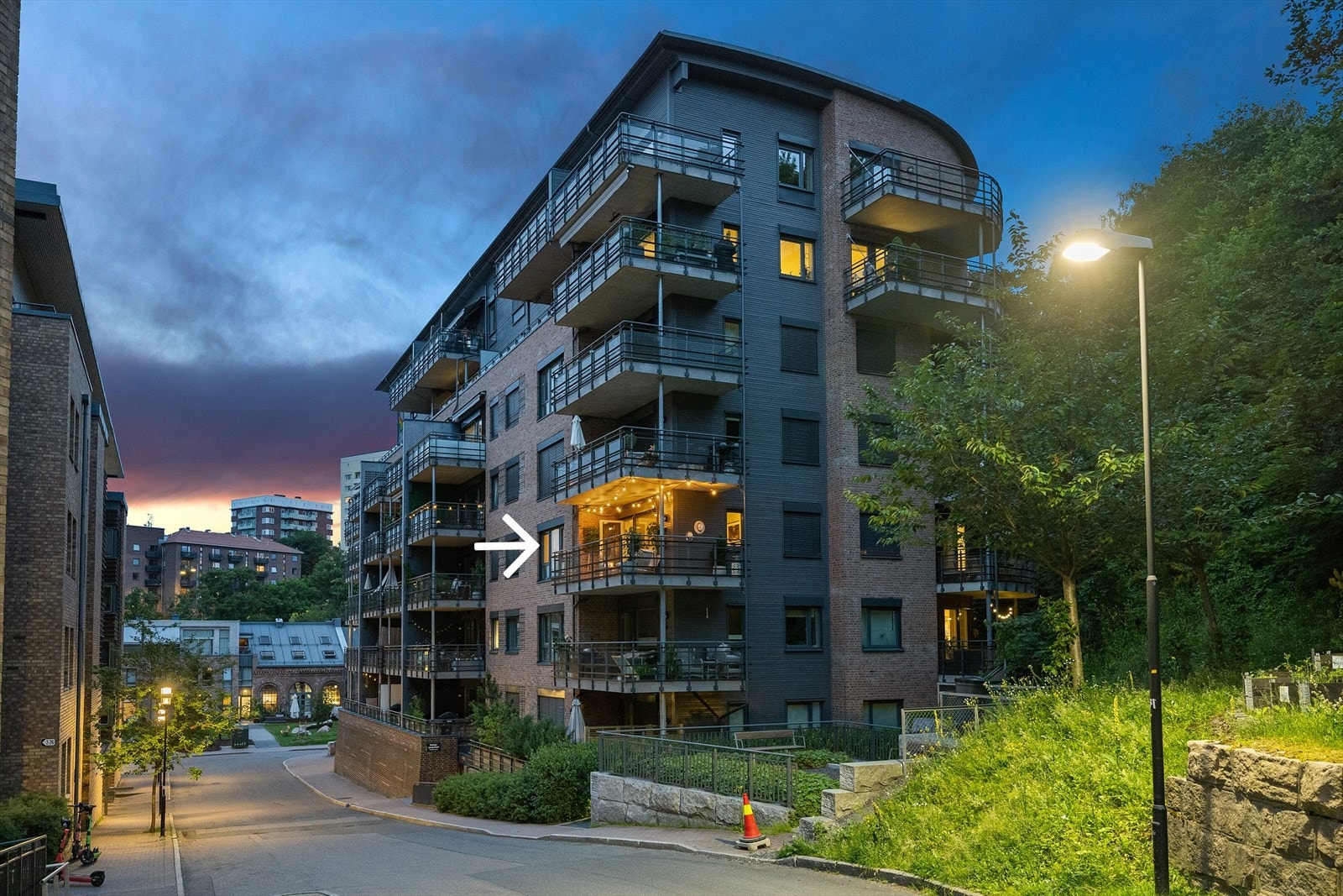 Kveldsstemning: Fasade sett fra syd markert med leilighetens plassering Galleribilde