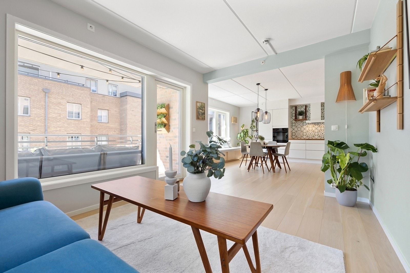 Stue mot spiseplass. Eier oppgraderte med bl.a. nye parkettgulv ved innflytting Galleribilde