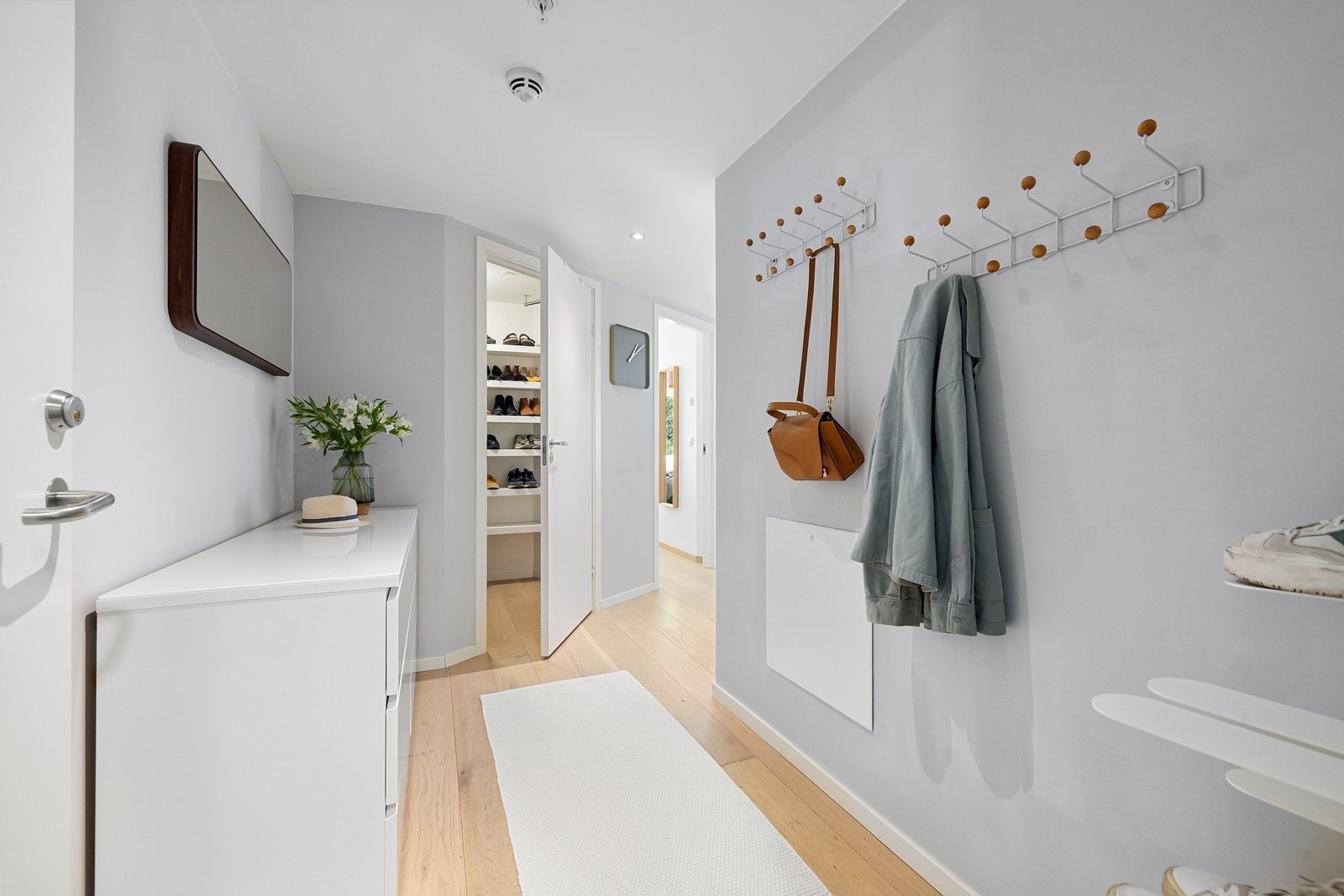 Entré/gang med plass til kommode, skoskap og knagger for yttertøy Galleribilde