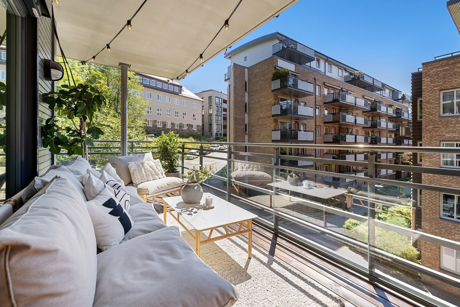 Balkongen er vendt mot syd/vest, noe som gir sol store deler av dagen Galleribilde