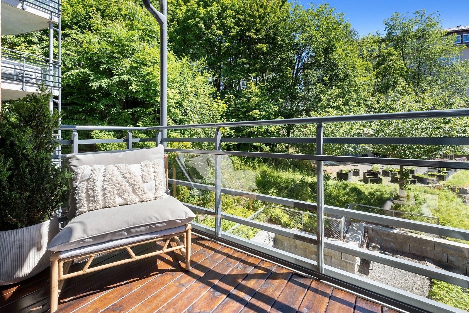 Skjermet og solrikt mot frodige omgivelser Galleribilde