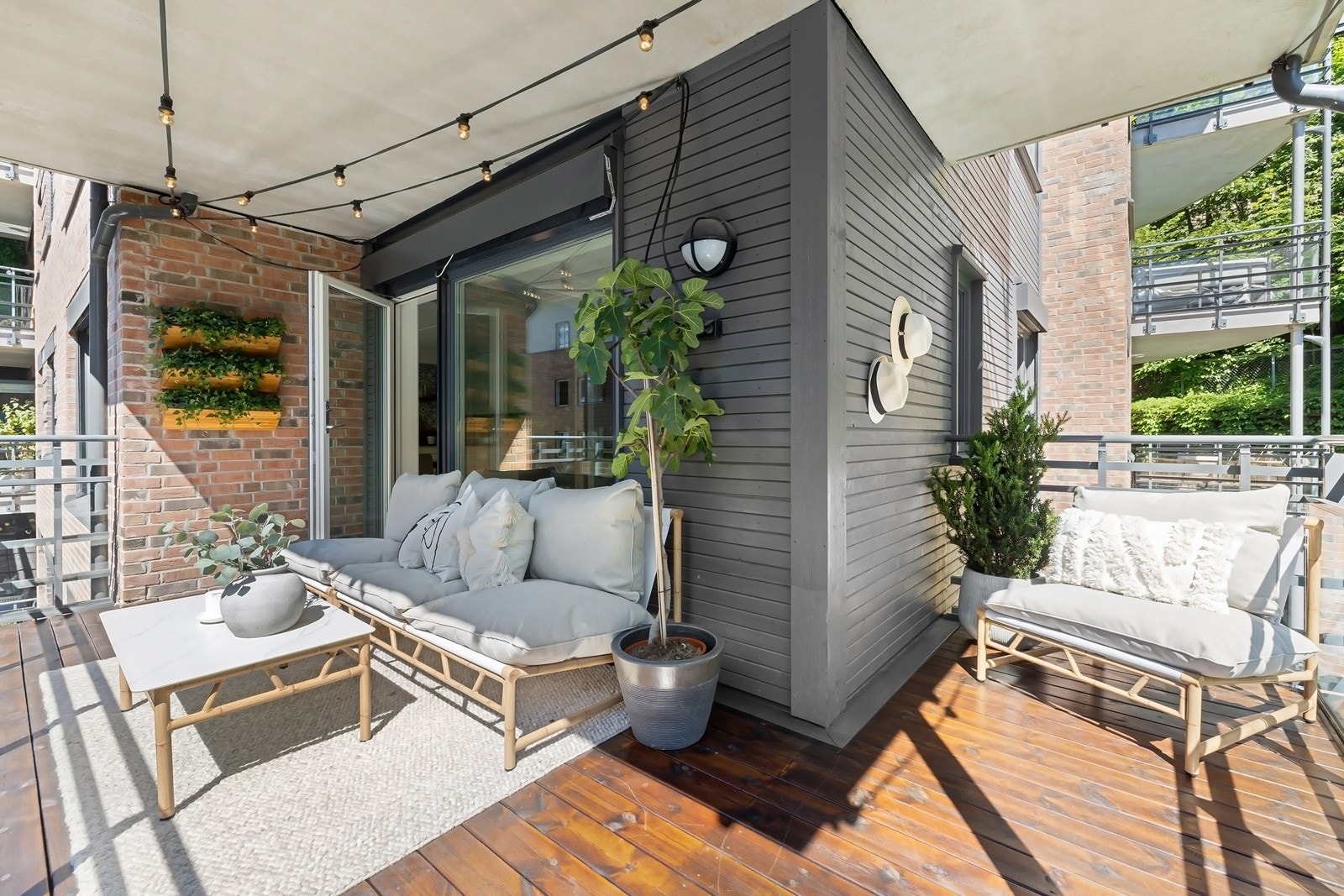 Hjørneplassering på balkongen gir plass til flere soner og grill Galleribilde