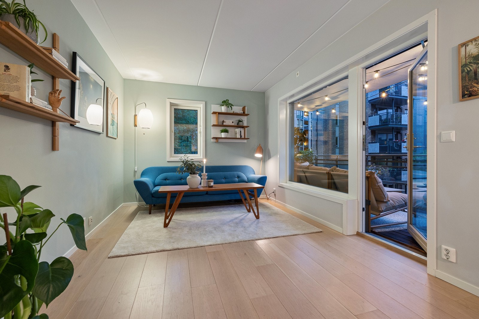 Kveldsstemning: Stue mot balkong Galleribilde