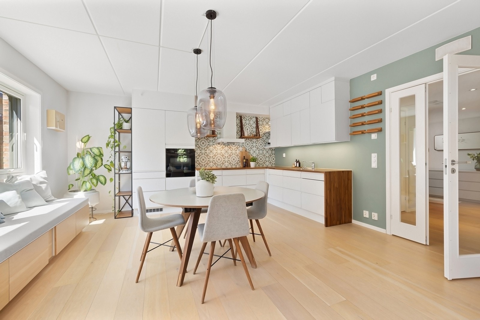 Spiseplass mot kjøkken. Praktisk benk med ekstra oppbevaringsplass Galleribilde