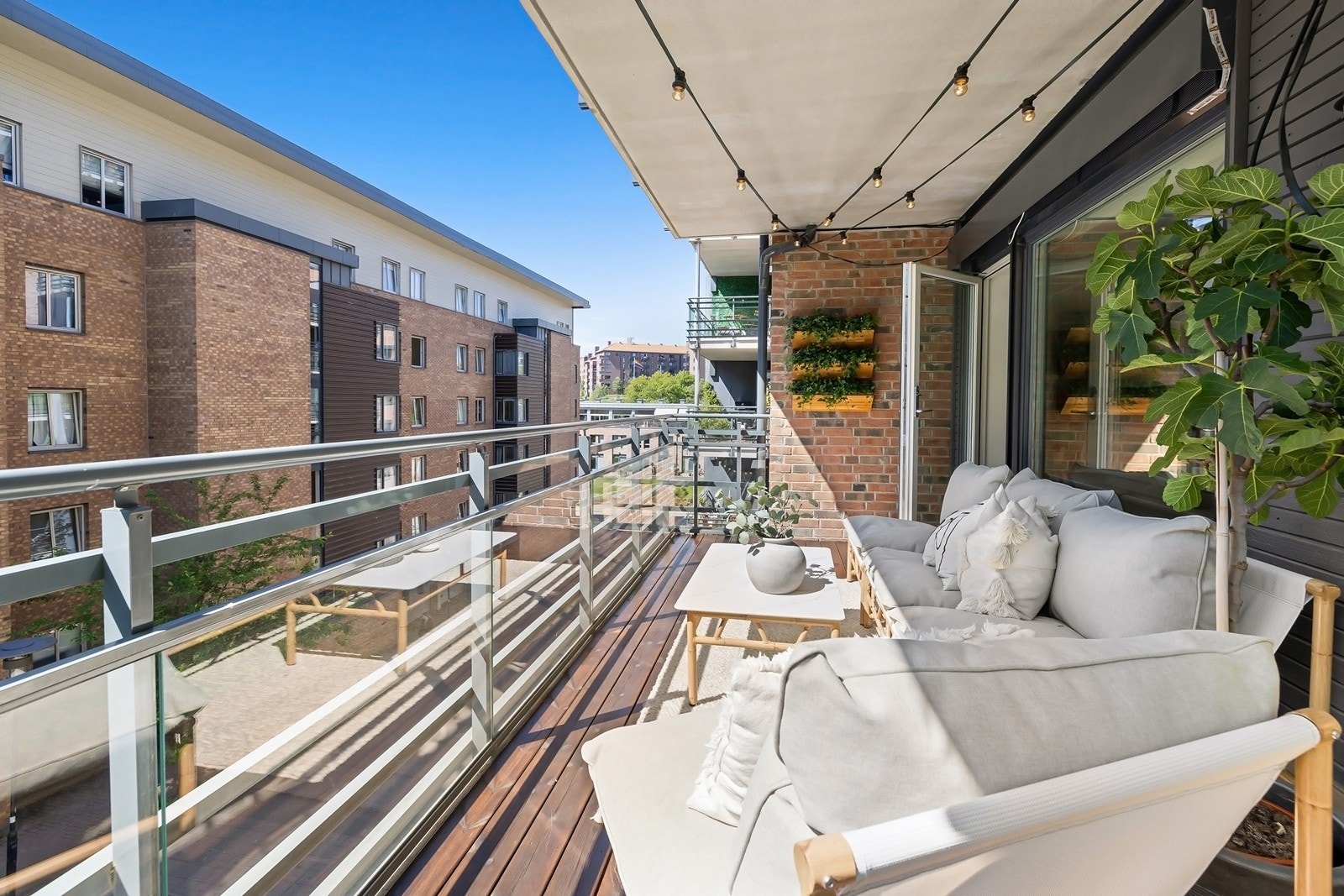 Balkongen er utstyrt med belysning og strømuttak. Samtlige vinduer unntatt lite vindu i stue er utstyrt med elektrisk solskjerming. Galleribilde