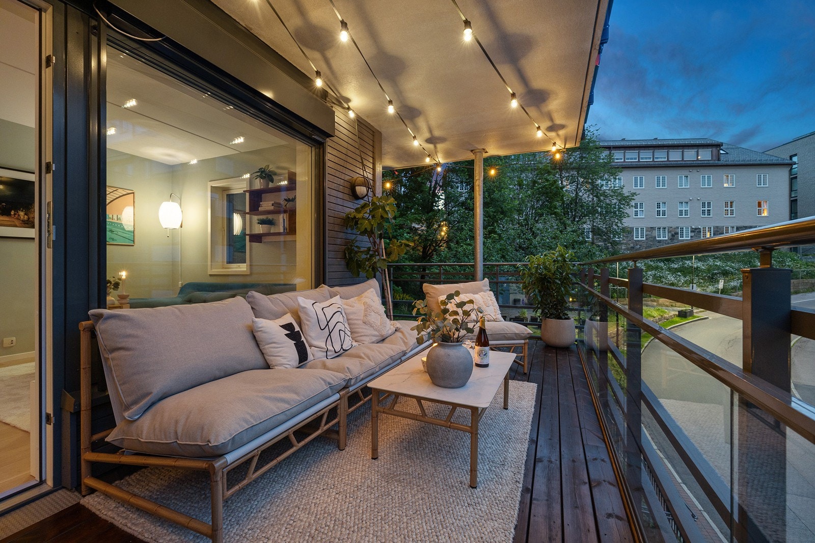 Kveldsstemning: Balkongen har plass til flere soner og grill. Hyggelig utsyn over nærområdet Galleribilde