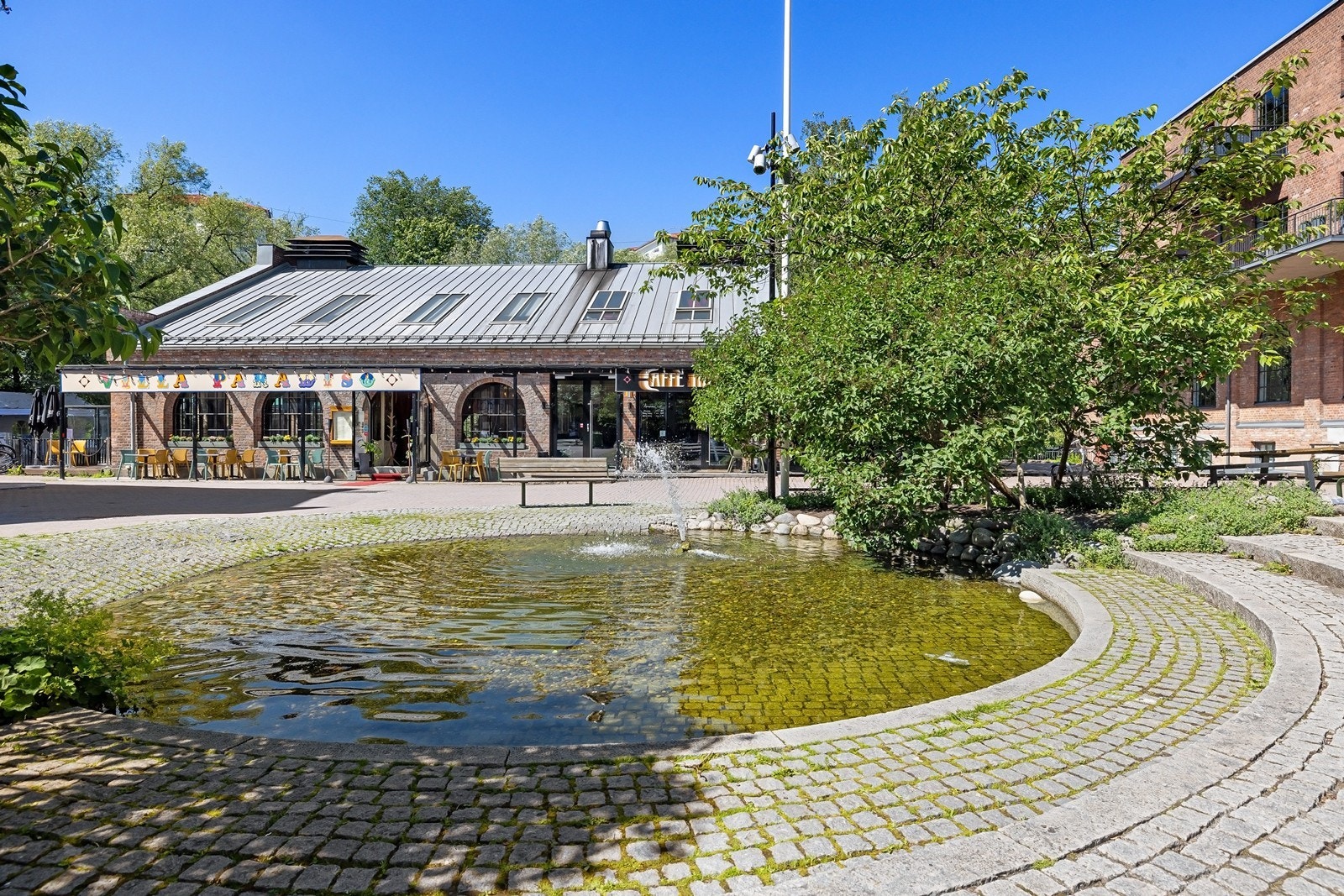 Nærmiljø - Villa Paradiso med uteservering og Cafe Inferno som leverer ferske bakevarer Galleribilde