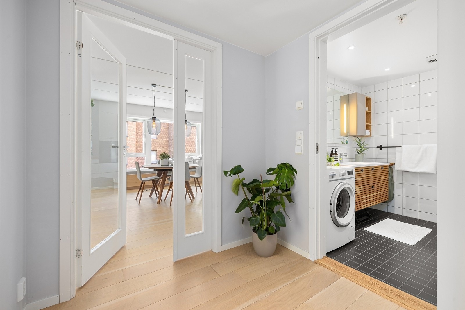 Gang mot spiseplass og baderom Galleribilde