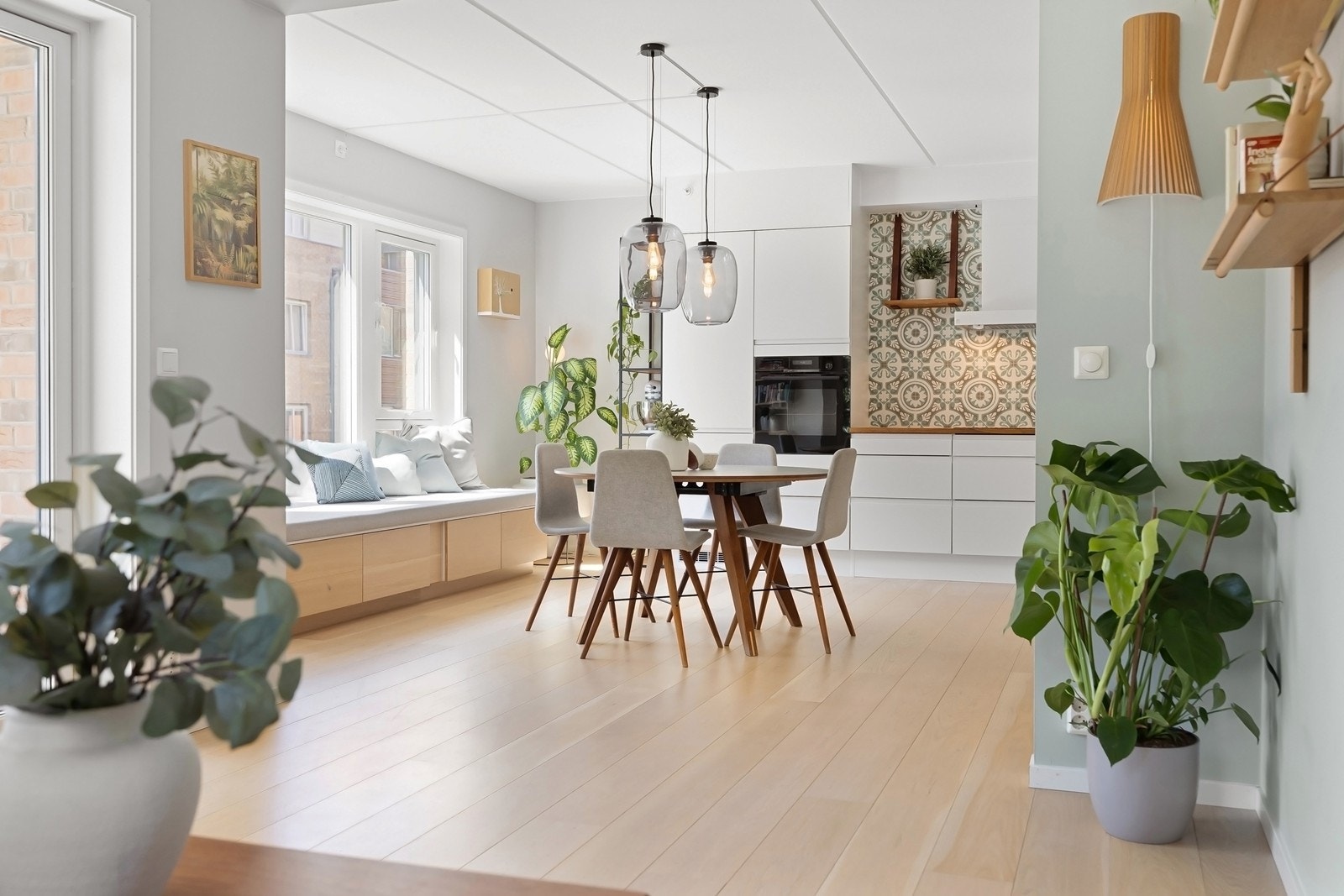 Spiseplass mot kjøkken. Praktisk benk med ekstra oppbevaringsplass Galleribilde