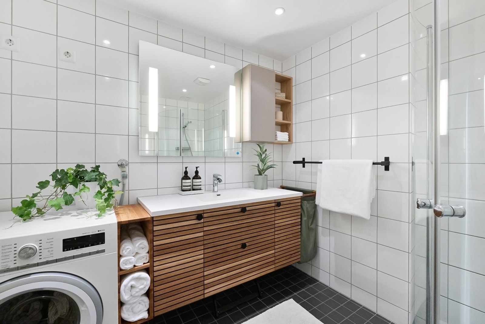 Pent baderom med opplegg for vaskesøyle Galleribilde