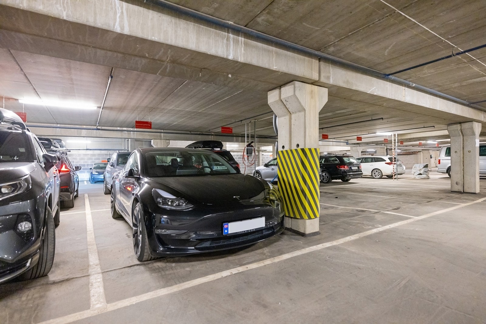 Det medfølger egen garasjeplass i nabobygningen utstyrt med el-bil lader Galleribilde