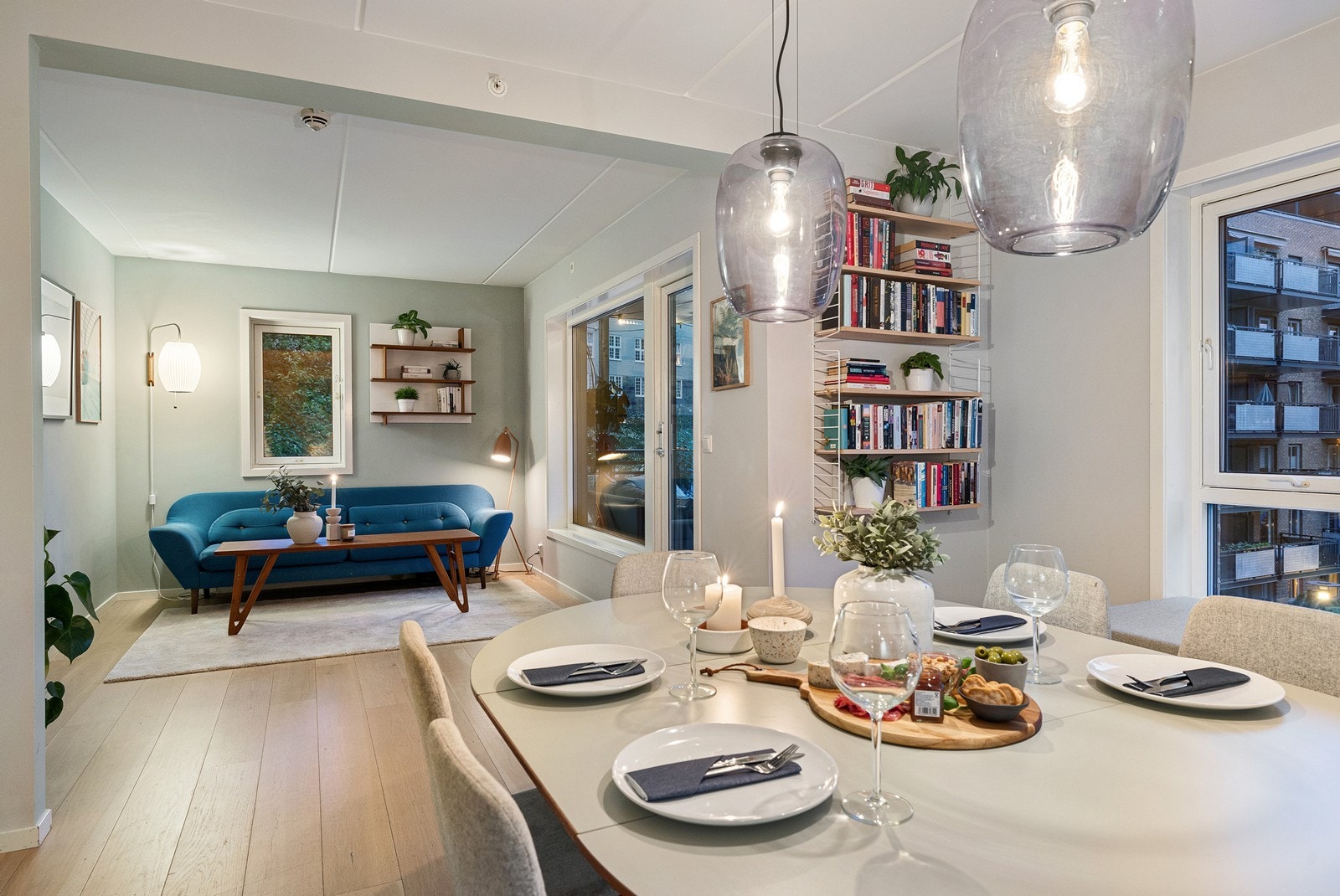 Kveldsstemning: Spiseplass mot stue Galleribilde