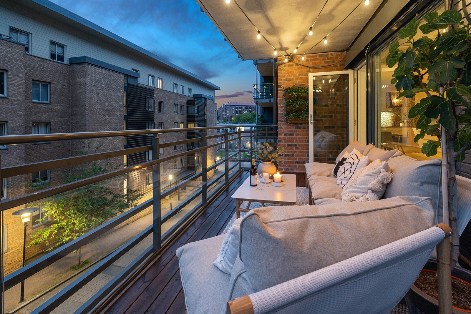 Kveldsstemning: Balkongen er utstyrt med belysning og strømuttak Galleribilde