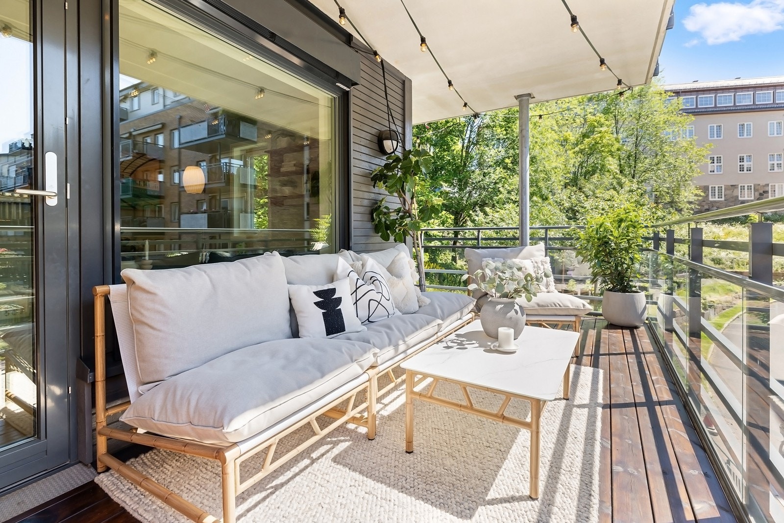 Balkongen er vendt mot syd/vest, noe som gir sol store deler av dagen Galleribilde