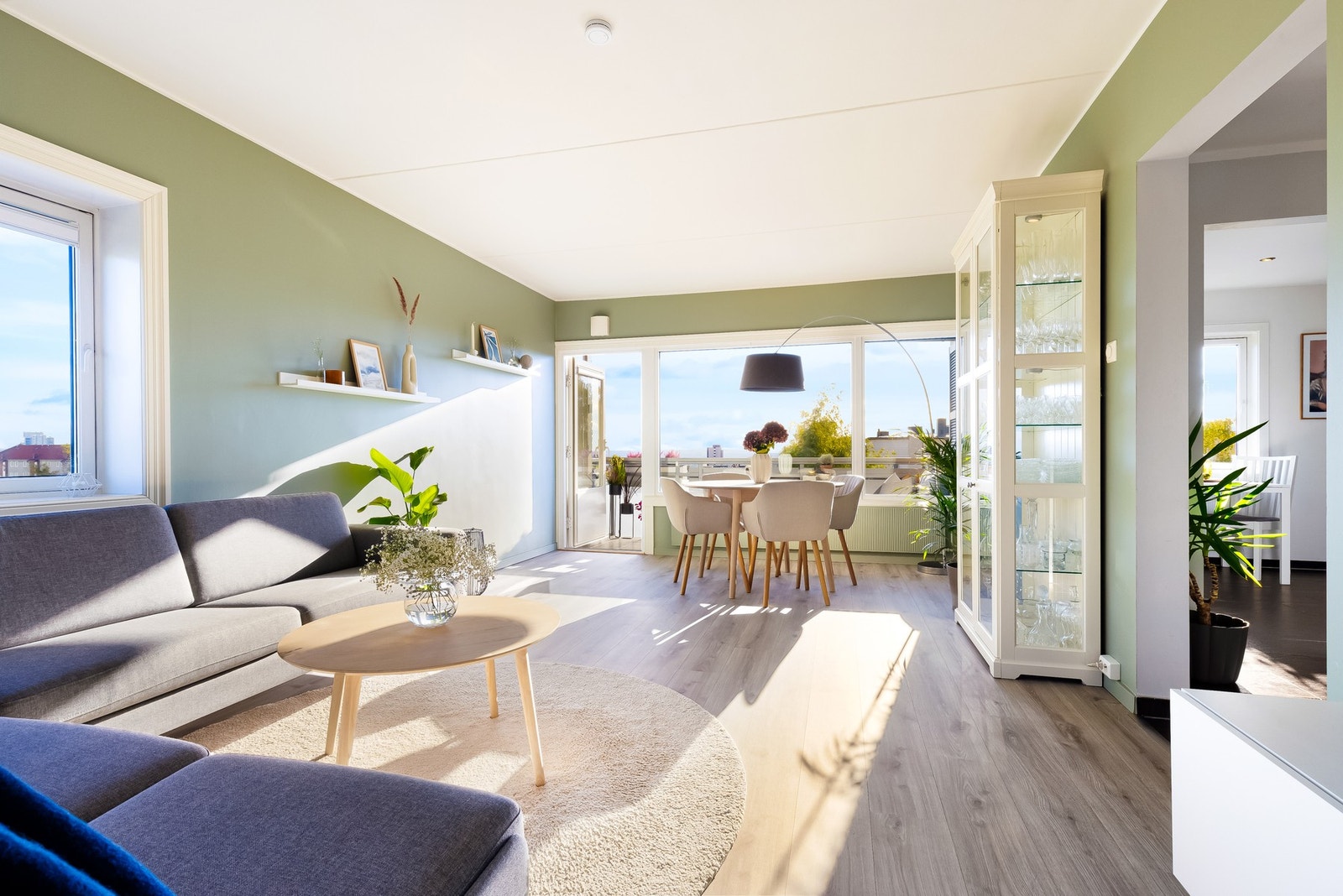 Beliggenheten på enden gir vinduer fra to sider som gir godt med naturlig lysinnslipp via store vindusflater og sørger for en fin romfølelse. Galleribilde