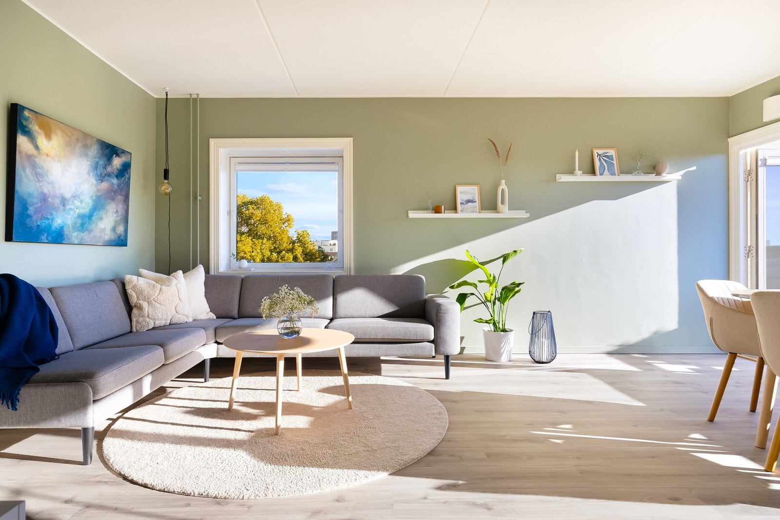 Stuens utforming gir plass for hjørnesofa med tilhørende møblement. Galleribilde