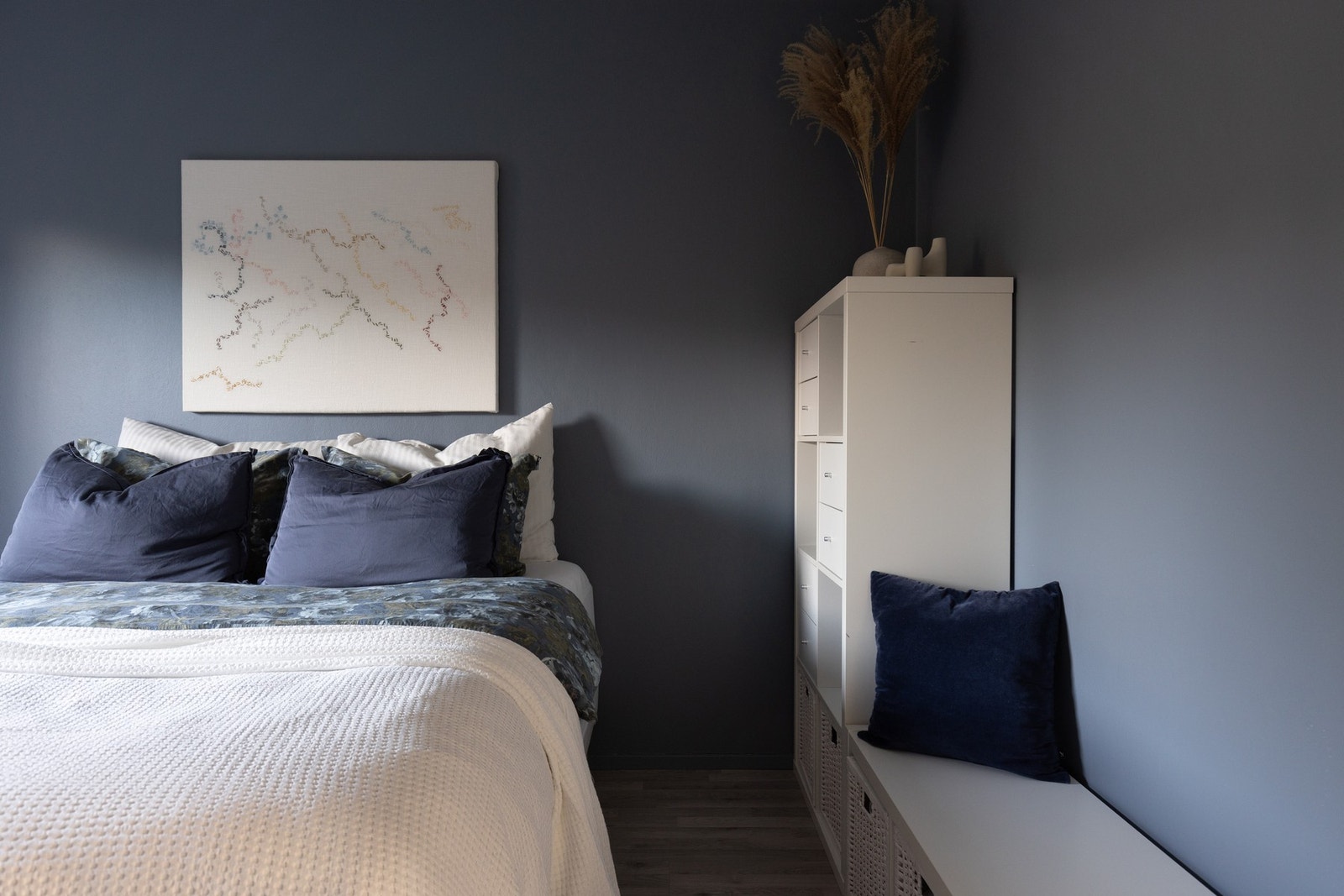 Hovedsoverommet er holdt i en delikat blåfarge. Her ligger alt tilrette for en god natts søvn. Galleribilde