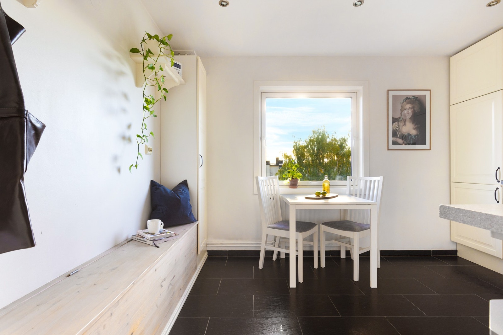 Pent, separat kjøkken med mye skap- og benkeplass. Galleribilde