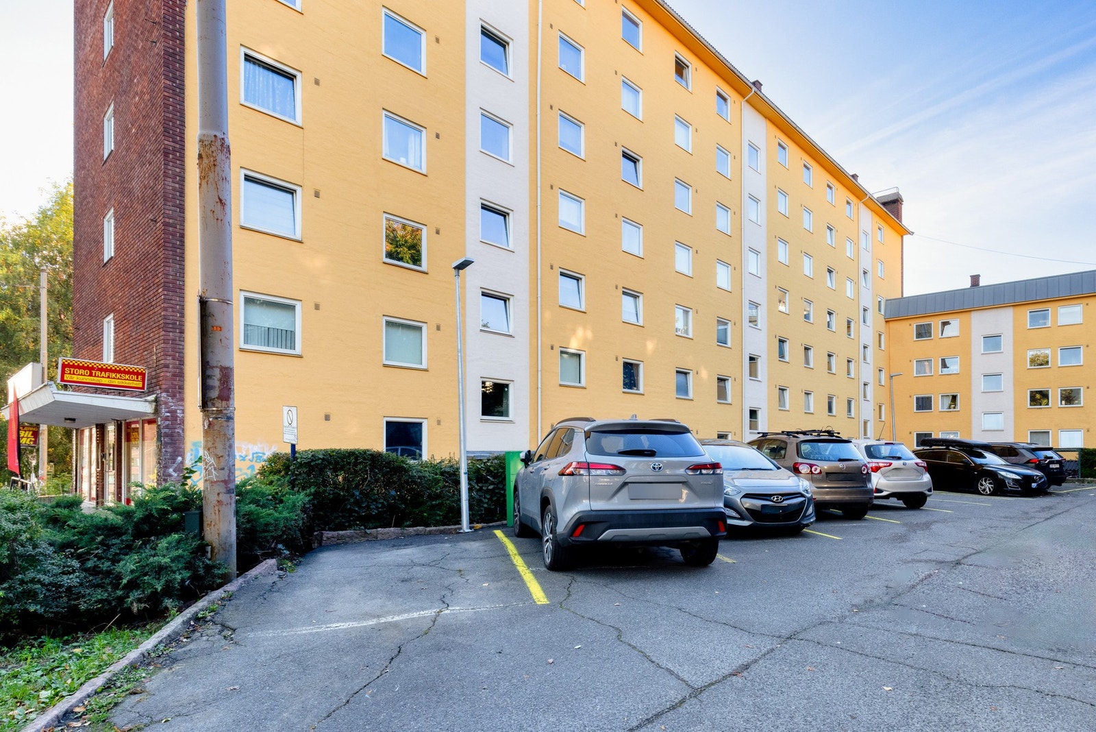 Borettslaget har 35 p-plasser til leie. Parkeringsplasser fordeles av styret basert på venteliste. Galleribilde