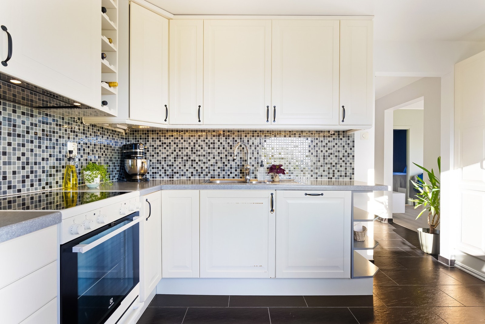 Av integrerte hvitevarer på kjøkkenet er det kjøl/frys (nytt i 2022) og oppvaskmaskin. Det er i tillegg frittstående komfyr. Alle hvitevarene på kjøkkenet medfølger ved salg. Galleribilde