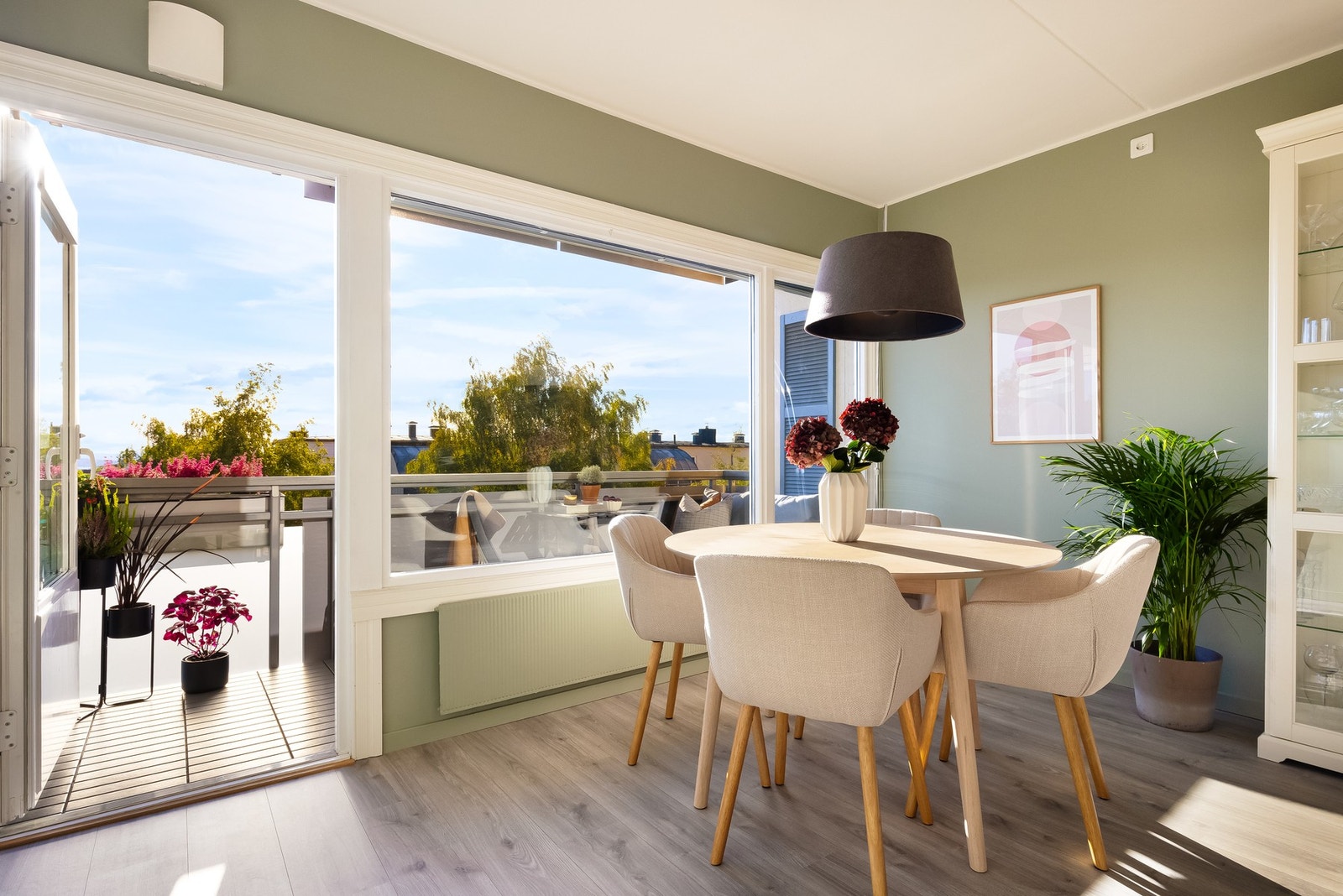 Videre inn kommer man til boligens oppholdsrom. Galleribilde