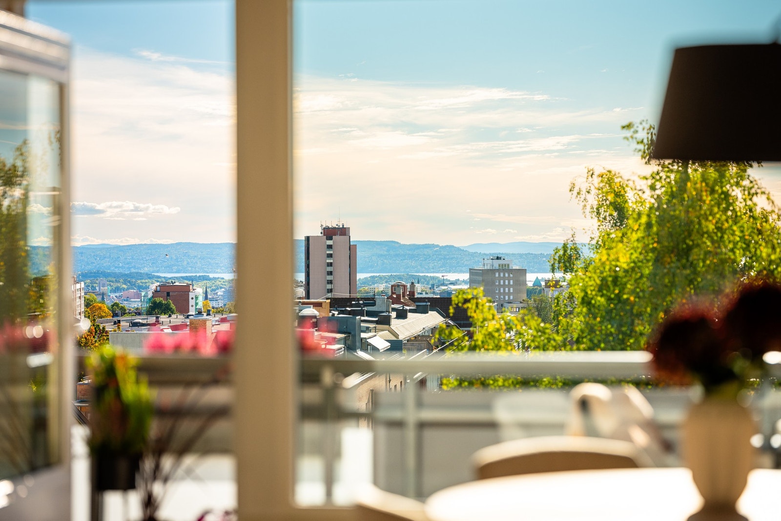 Dette er en lys og tiltalende 3-roms endeleilighet i 6.etasje med heisadkomst. Galleribilde