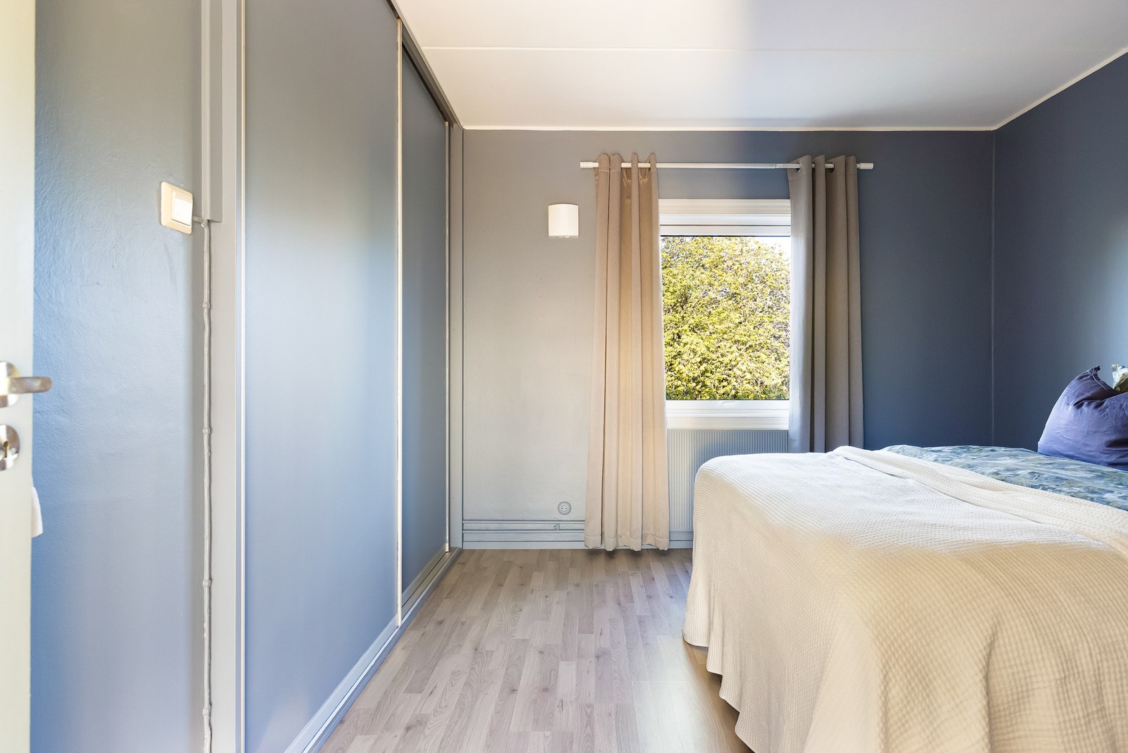 Hovedsoverommet har god plass til dobbeltseng og nattbord på begge sider. Galleribilde