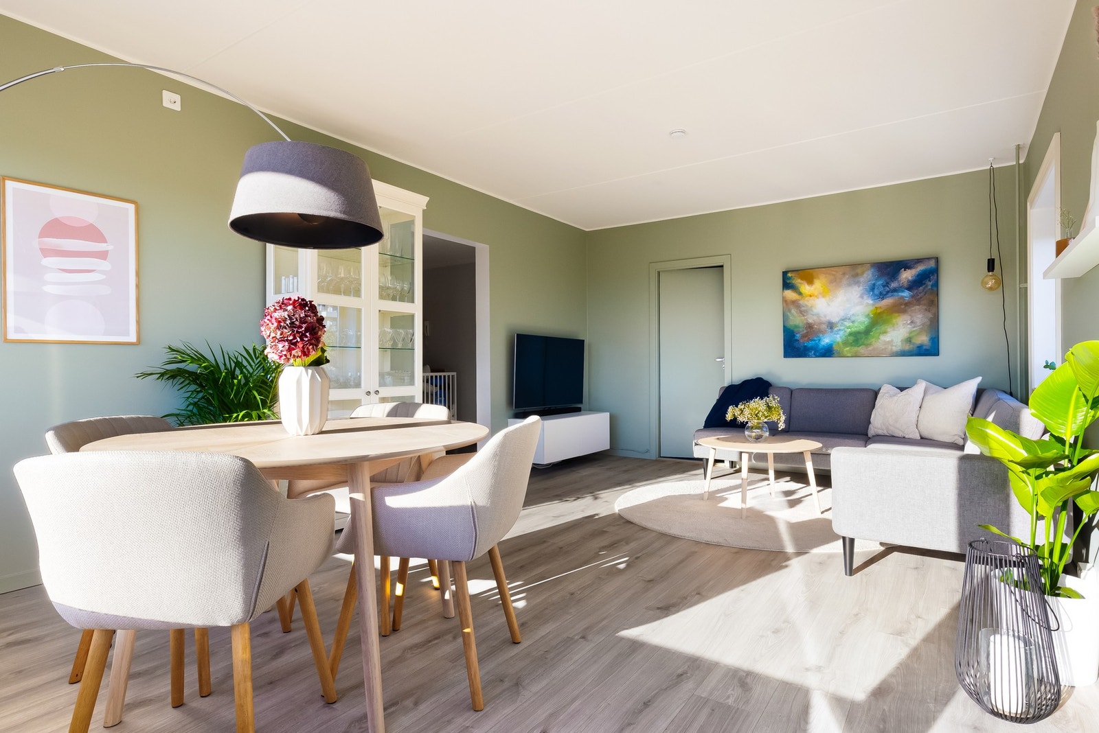 Det er i tillegg plass til et spisebord ved vinduet hvor du kan invitere venner til hyggelige lag og samtidig nyte utsikten. Galleribilde