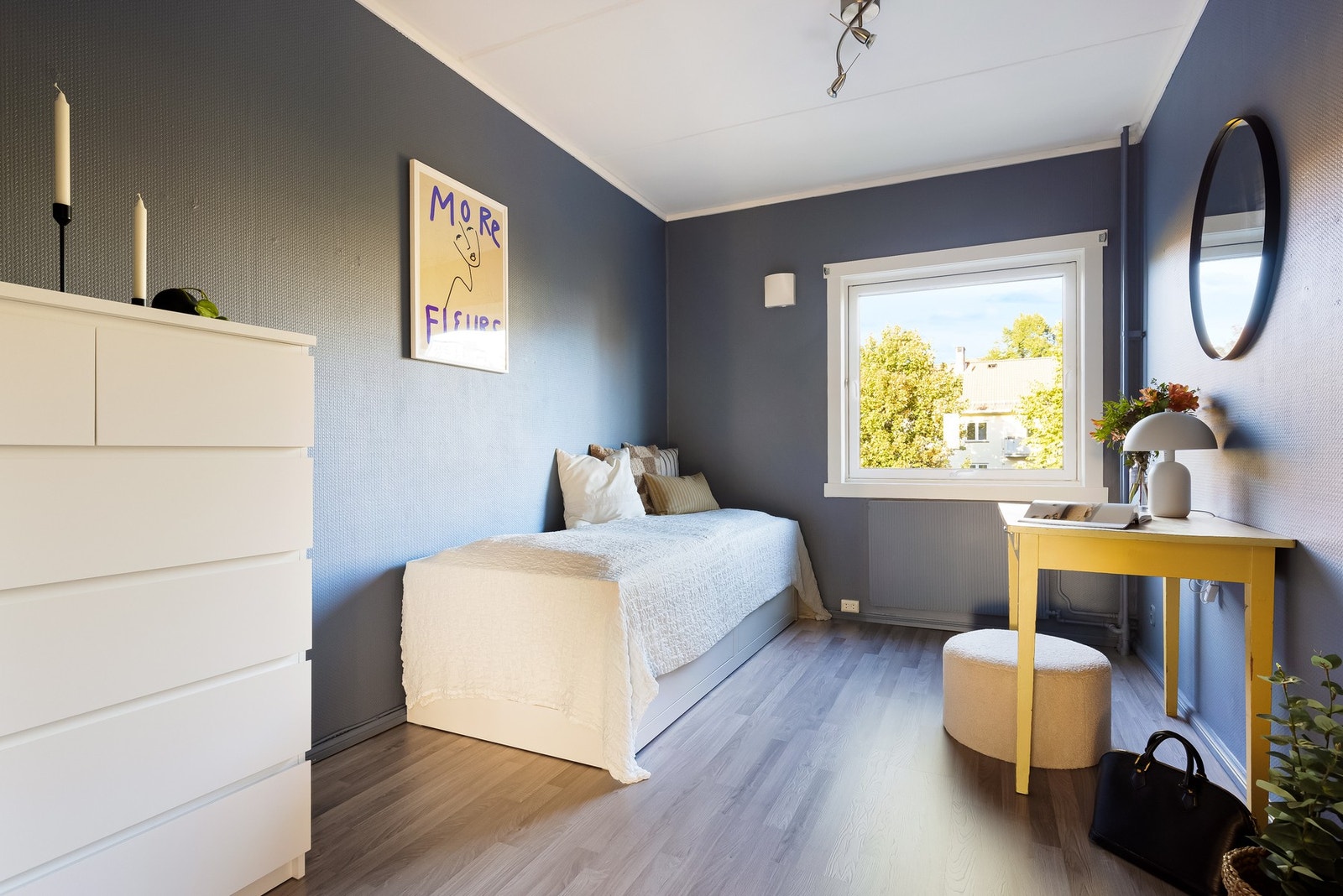 Det andre soverommet er også av god størrelse, og har plass til seng, kontorpult og oppbevaringsløsninger. Galleribilde