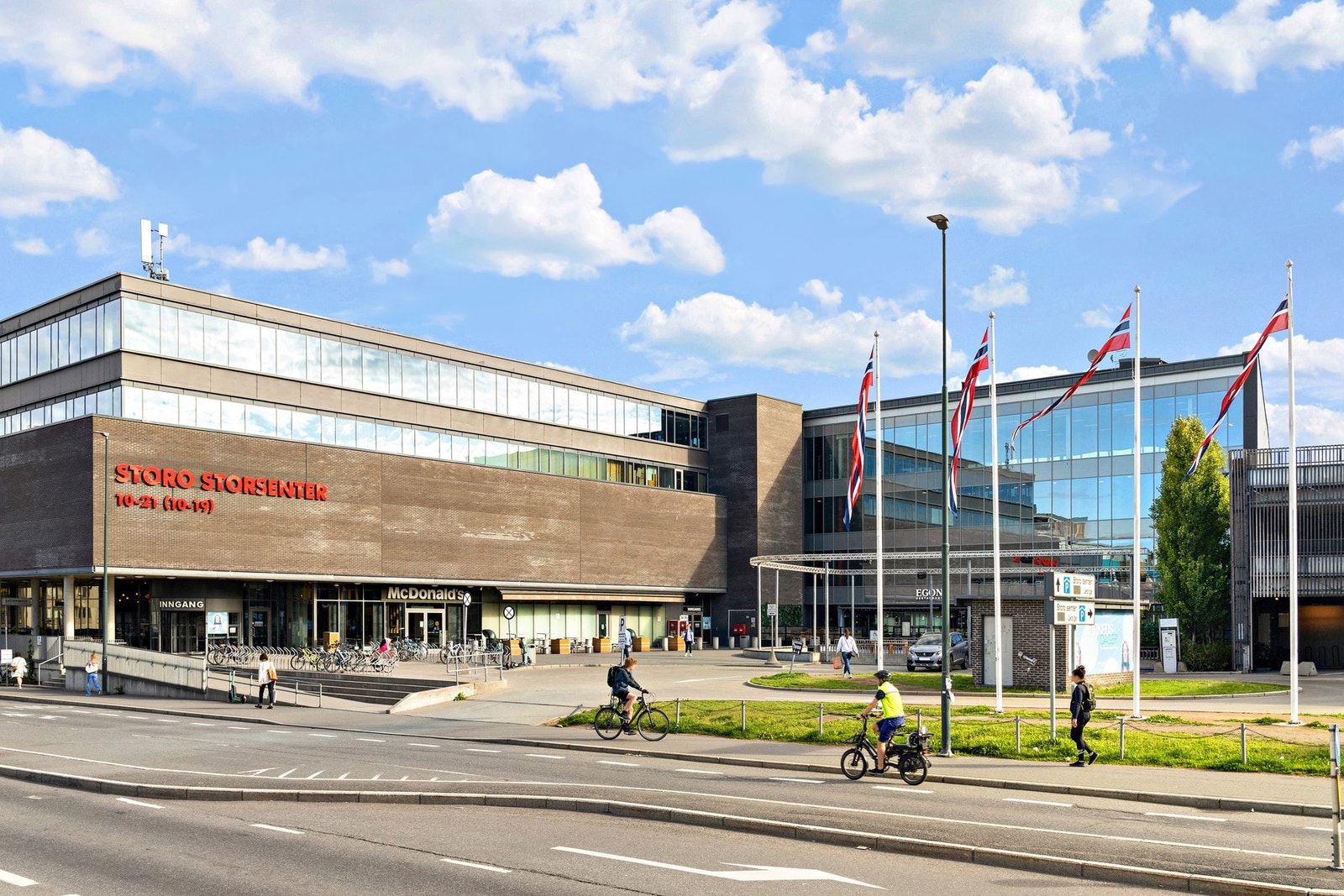 Ikke mange minutter unna leiligheten finner man Storo Storsenter, et av Norges største kjøpesentre med 130 butikker, spisesteder og tjenester. Galleribilde