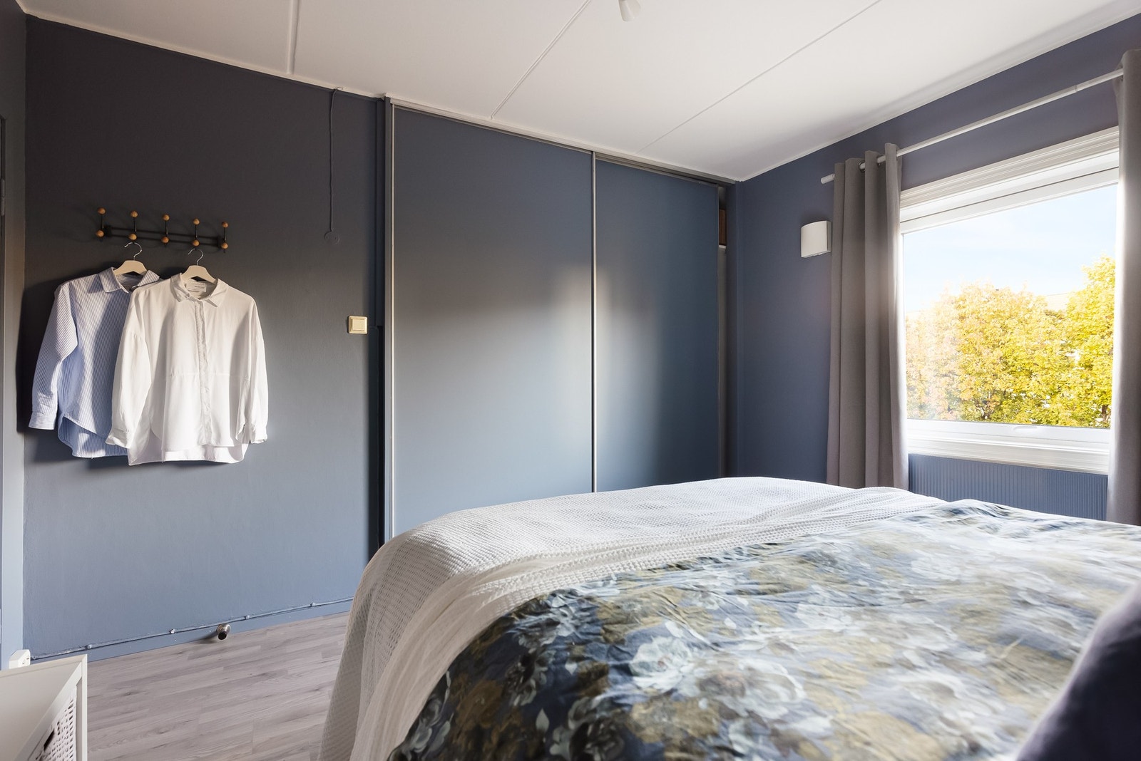 Det er i tillegg en skyvedørsgarderobe med god plass til klær. Galleribilde