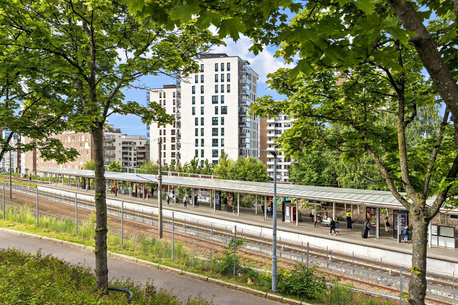 Storo og Nydalen er knutepunkt for kollektiv transport, og man kan velge mellom trikk, buss, T-bane, flybuss eller tog, alt innenfor få minutters gangavstand. Galleribilde