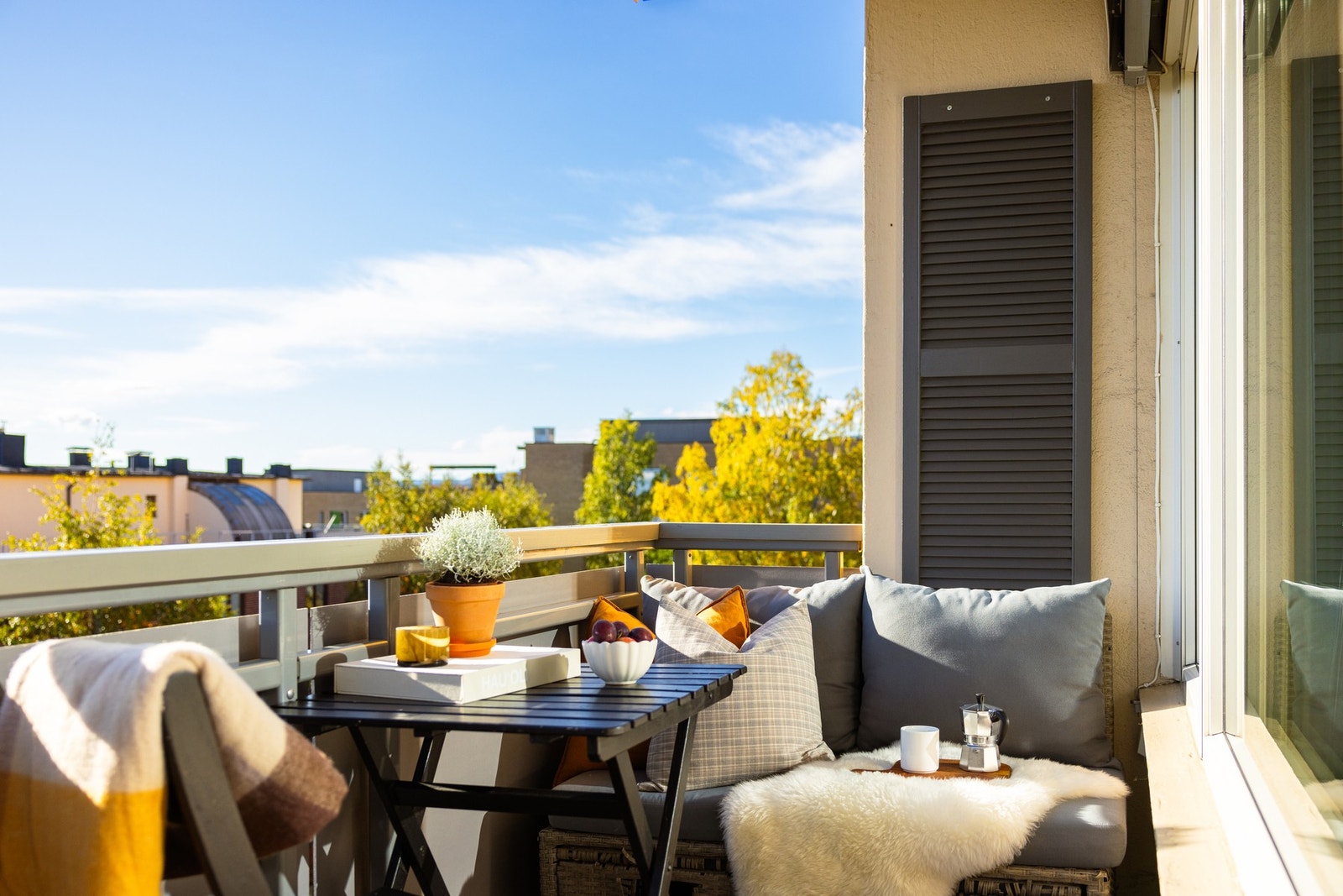 Balkongen blir som en forlengelse av stuen på sommerhalvåret. Galleribilde