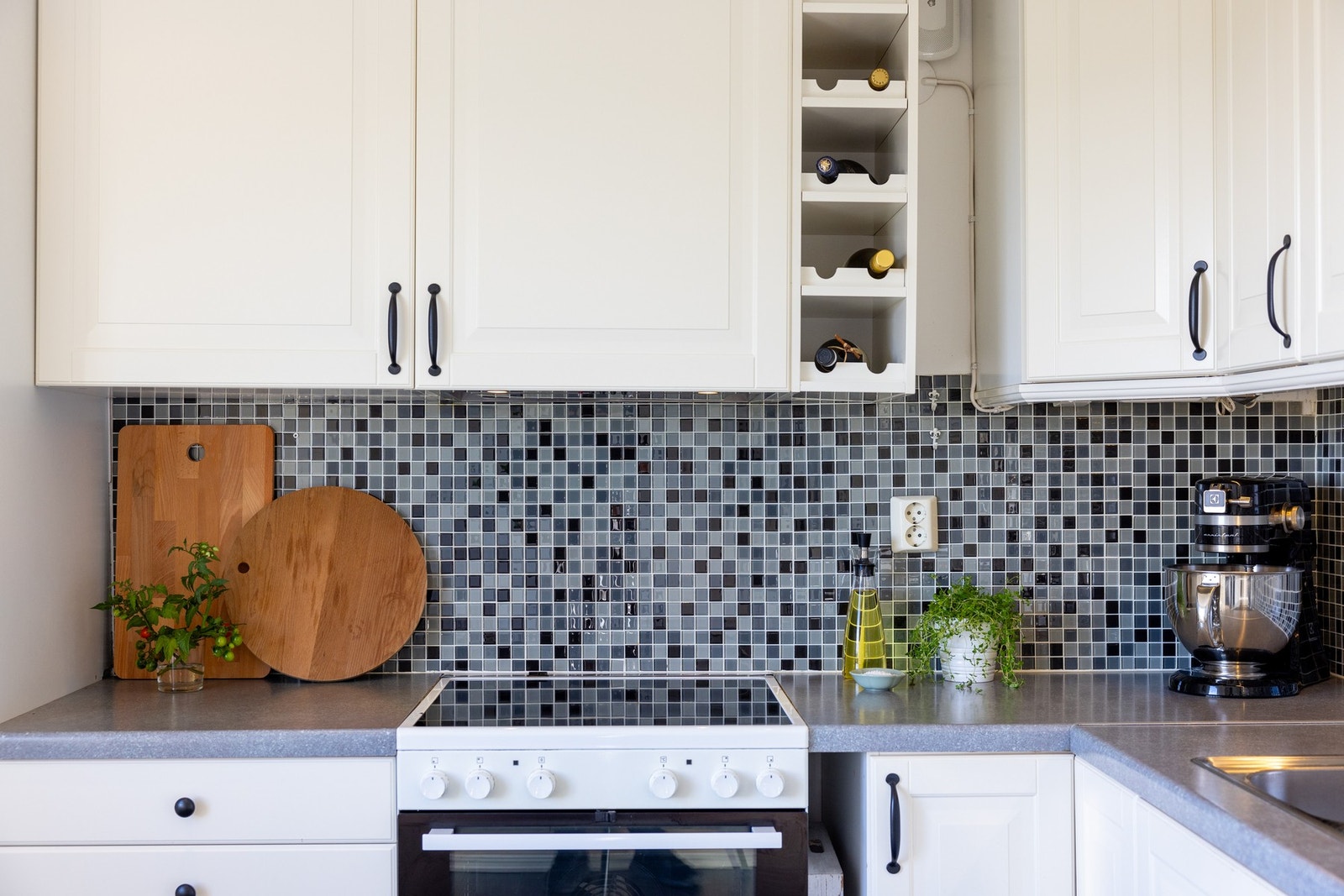 Innredningen har malte profilerte fronter og laminat benkeplate med nedfelt oppvaskkum. Galleribilde