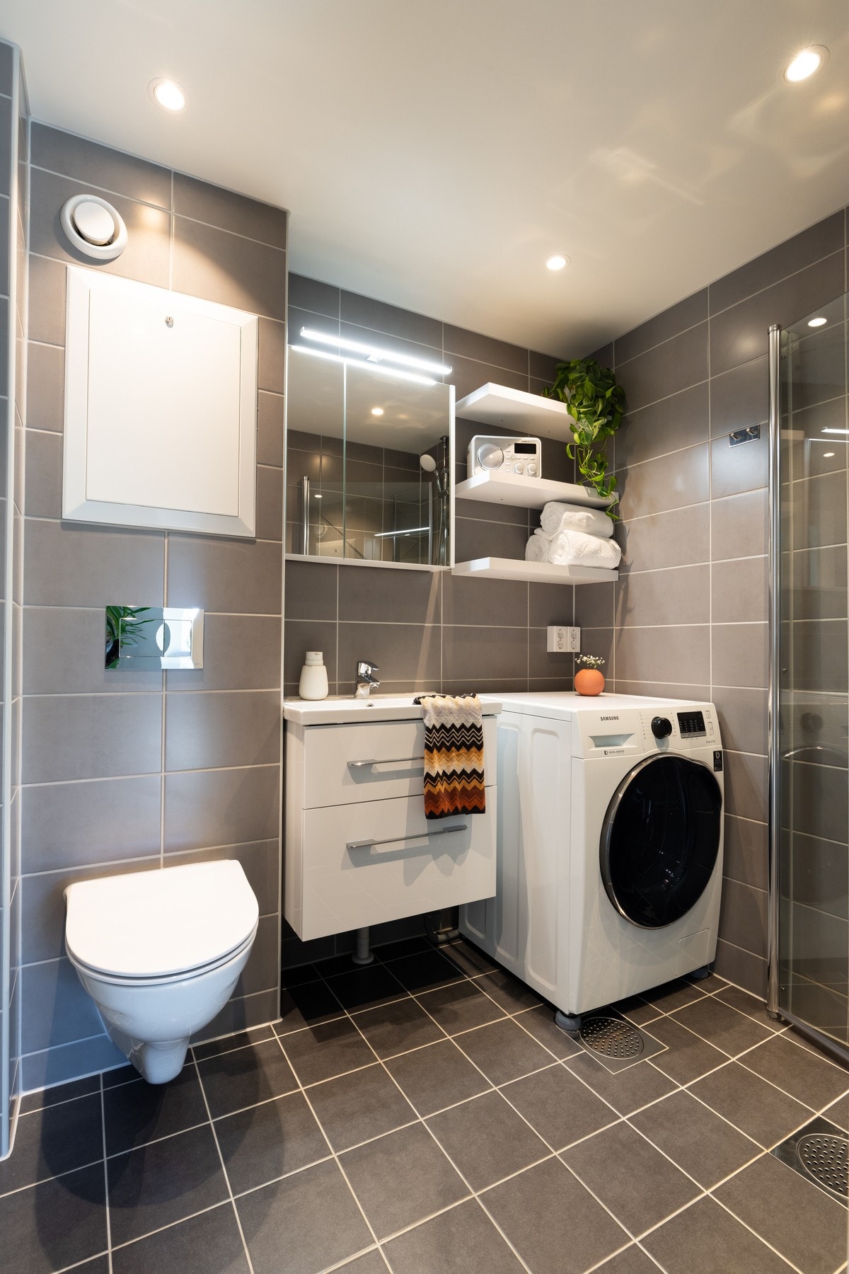 Lekkert, flislagt baderom med varme i gulv og downlights i himling. Badet ble pusset opp i 2022. Galleribilde