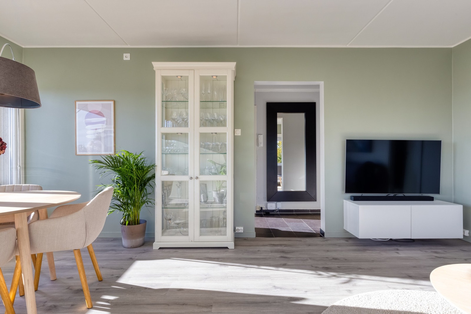 Naturlig plass til TV og TV-benk. Galleribilde