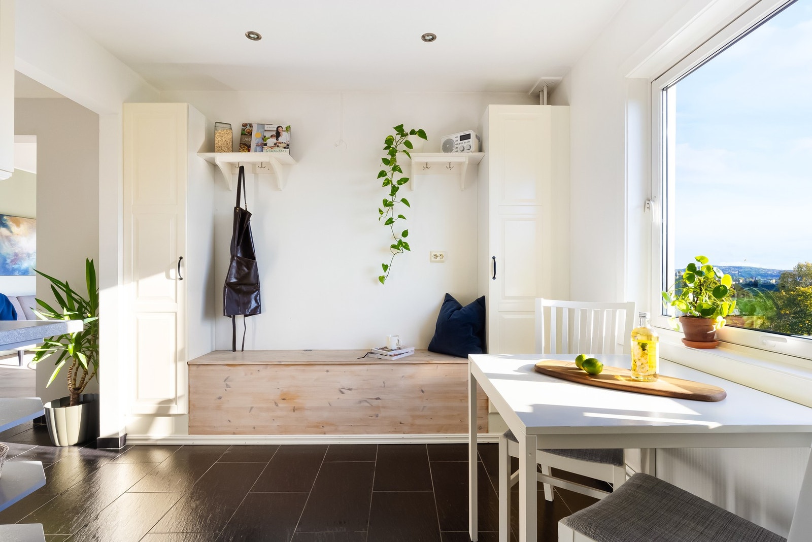 På kjøkkenet er det en plassbygget slagbenk. Det er i tillegg plass til spisebord ved vinduet. Galleribilde