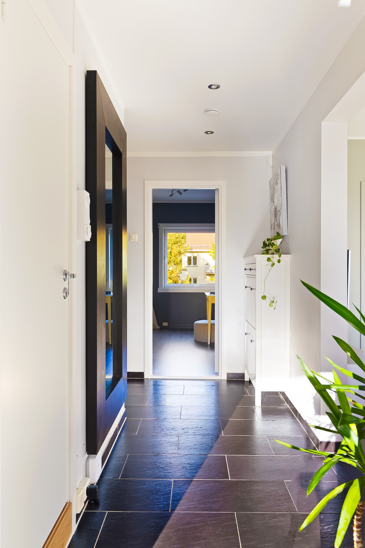 Her møtes du av en lys entré med fliser på gulv. I entreen er det plass til knagger, speil og oppbevaringsløsninger. Galleribilde