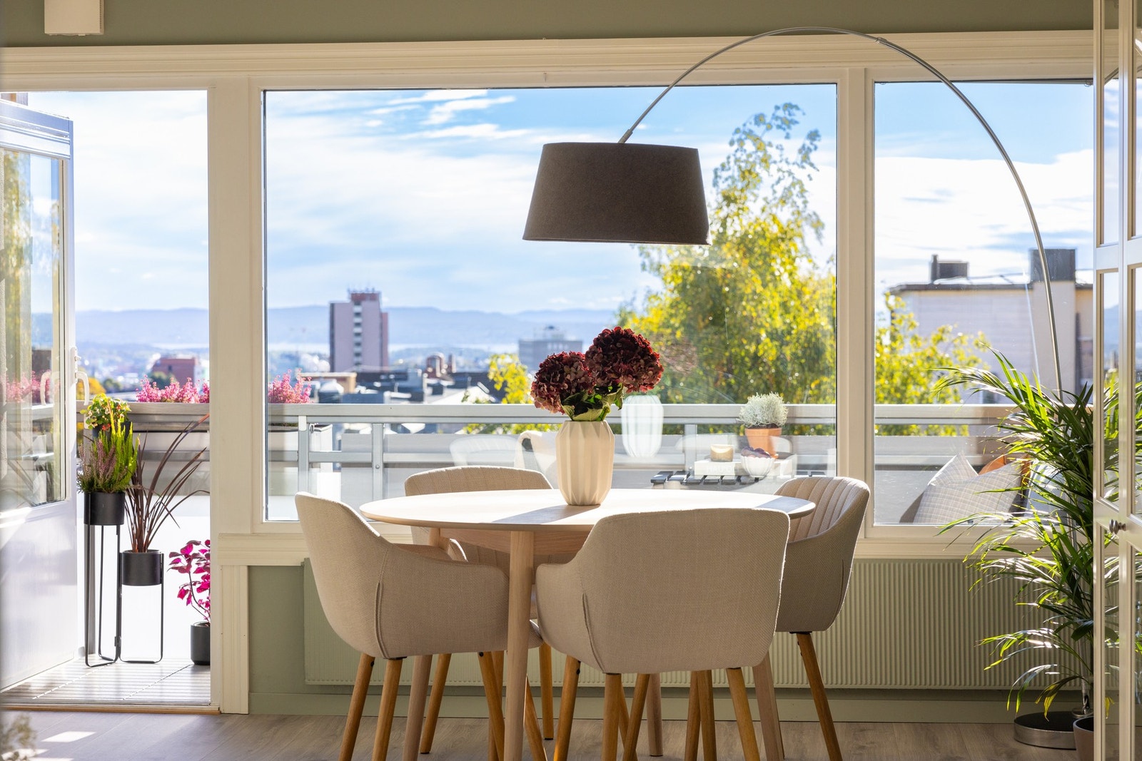 Fredrik Lund ved EIE Løren ønsker velkommen til Grefsenveien 34A! Galleribilde