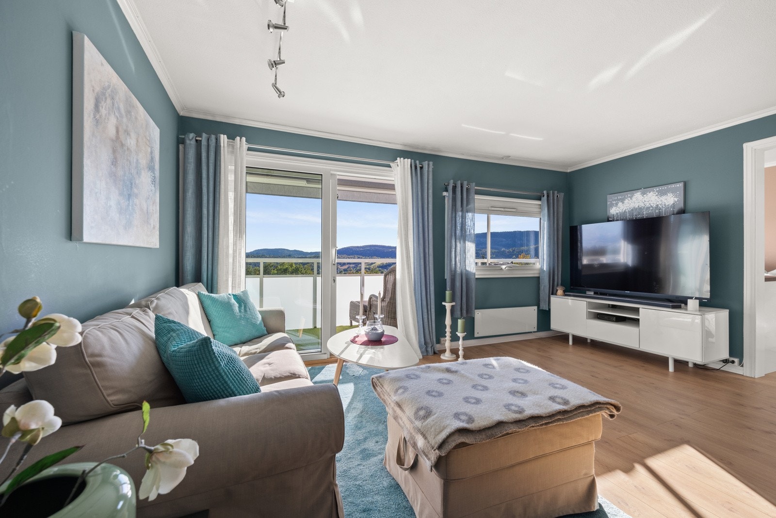 Det kommer inn godt med lys fra vindusflatene som skaper en god atmosfære Galleribilde