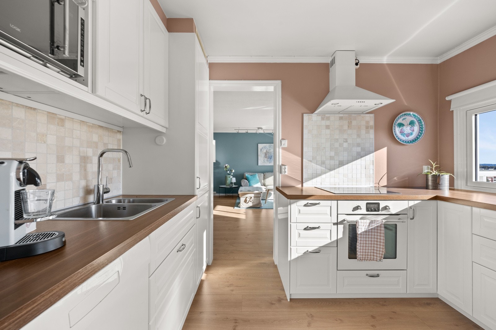 Kjøkkenet er adskilt fra stuen Galleribilde