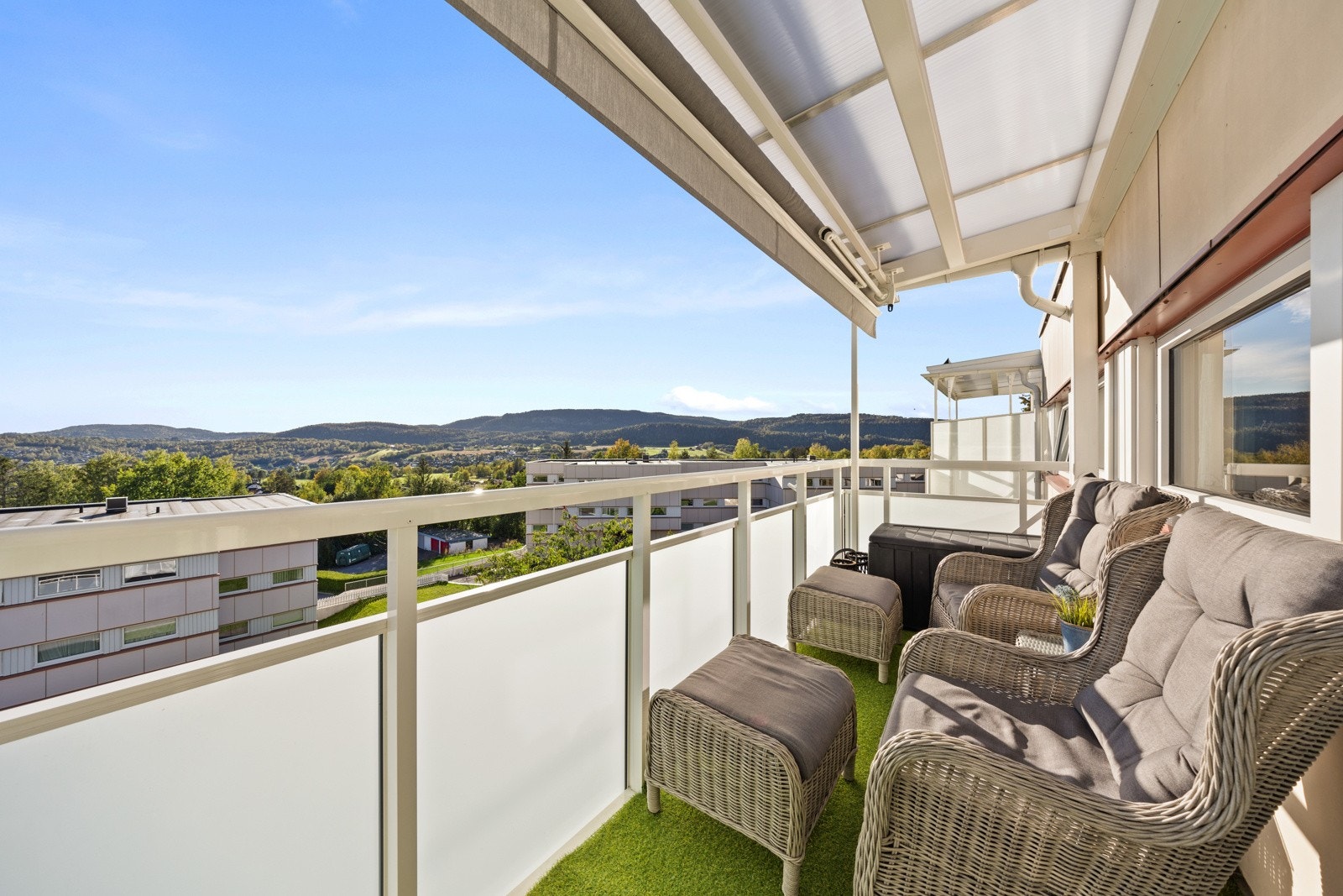 Her kan du nyte solen og den nydelige utsikten Galleribilde