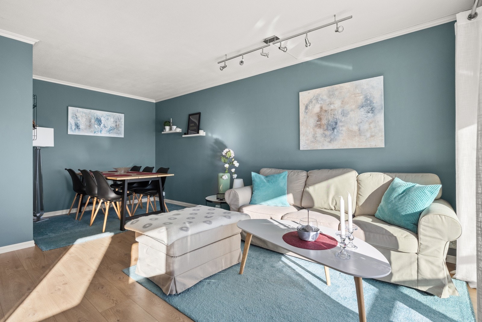 Lys og trivelig stue med naturlig inndelte soner Galleribilde