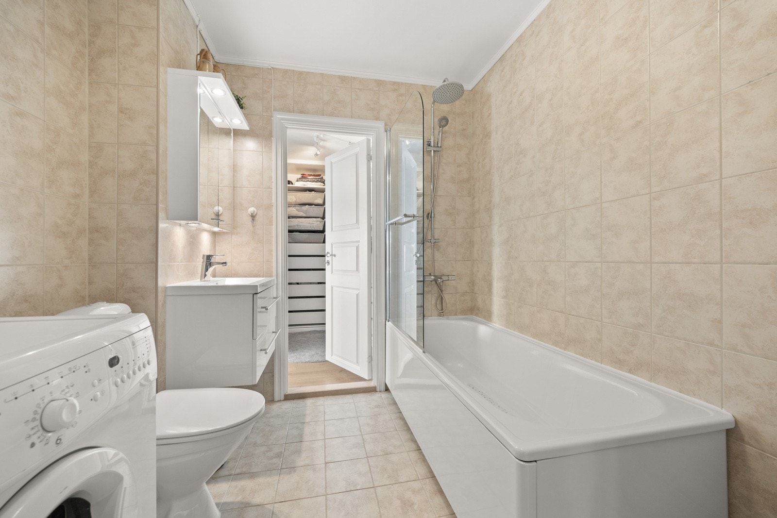 Det er vaskemaskin som medfølger på badet. Galleribilde