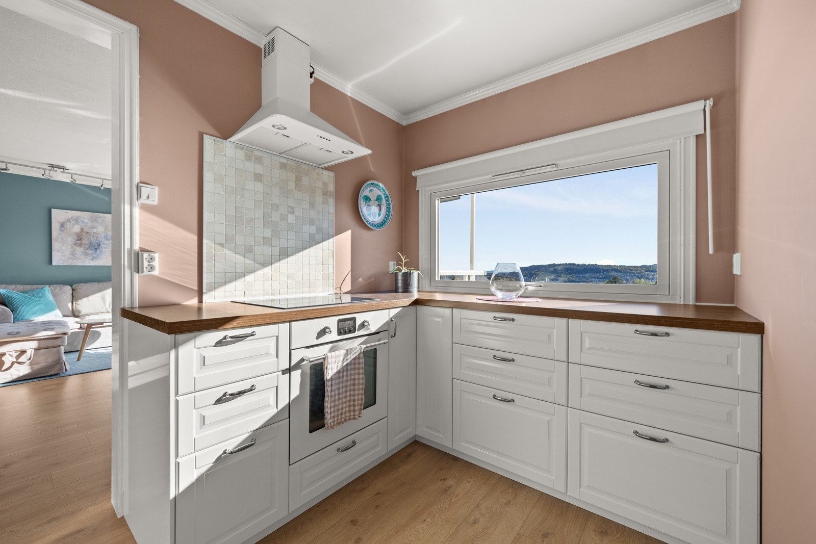 Kjøkkenet er fra 2018 med laminat benkeplate og profilerte fronter Galleribilde