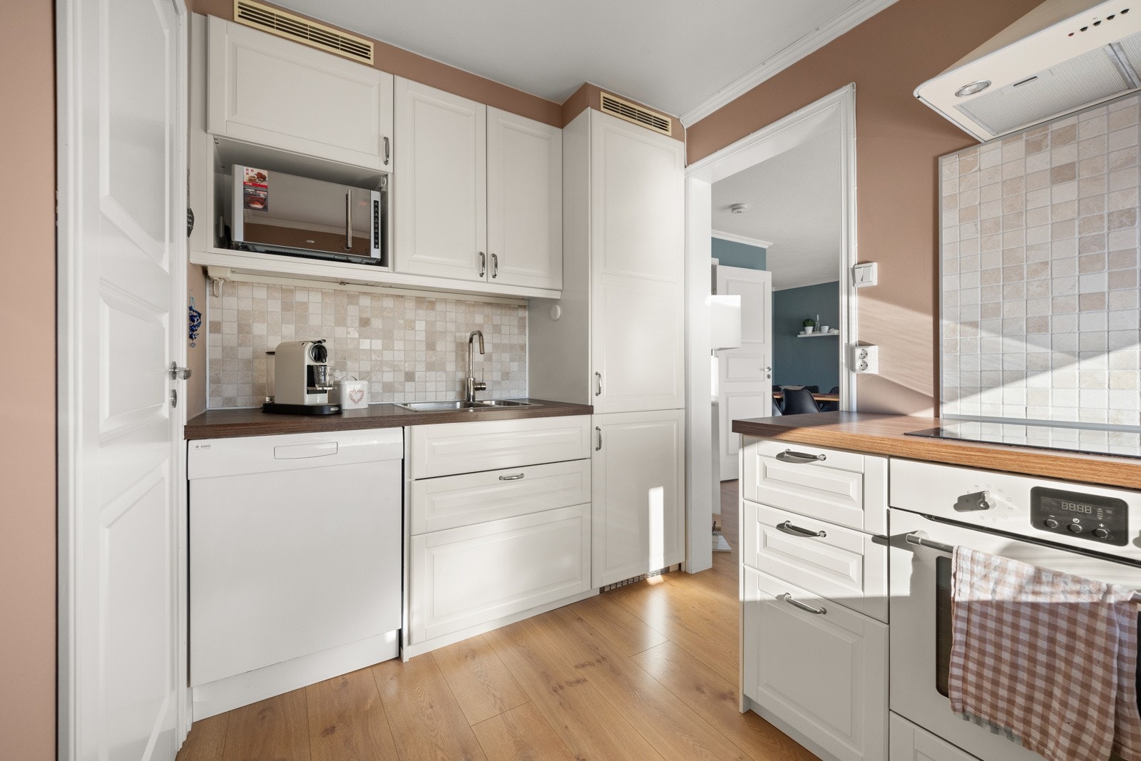 Det er integrert platetopp, stekeovn og kjøleskap. Nisje for mikroovn og oppvaskmaskin. Alle hvitevarer medfølger salget Galleribilde