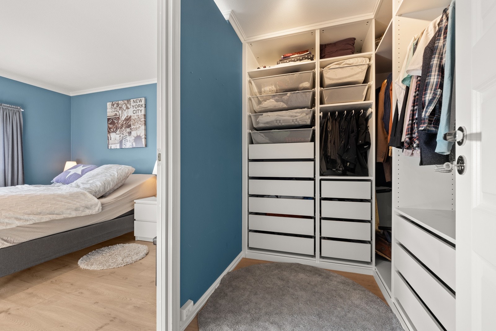 Romslig og praktisk walk-in-closet Galleribilde