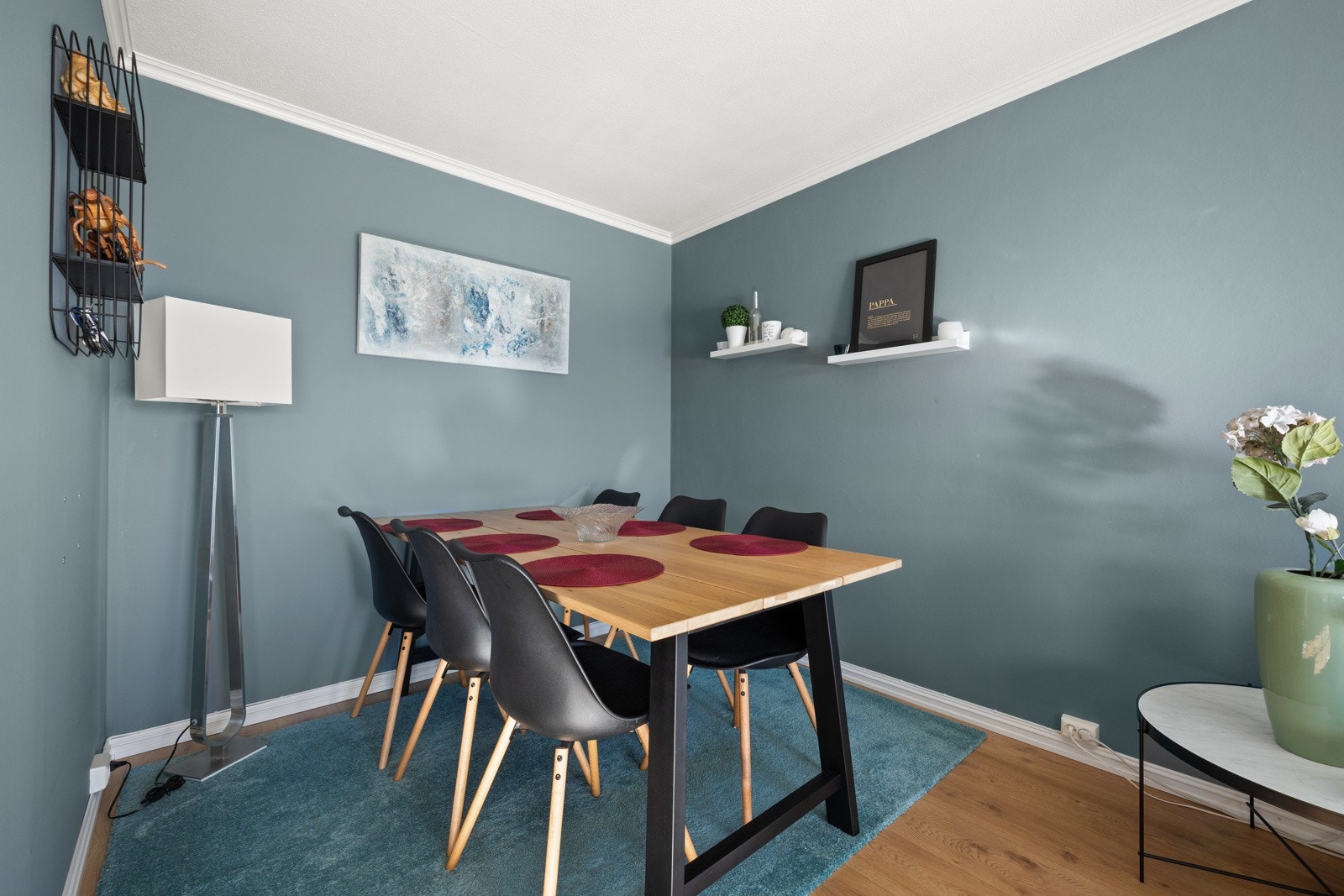 Det er plass til en romslig spisegruppe Galleribilde